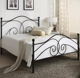 krevet sa metalnim ramom