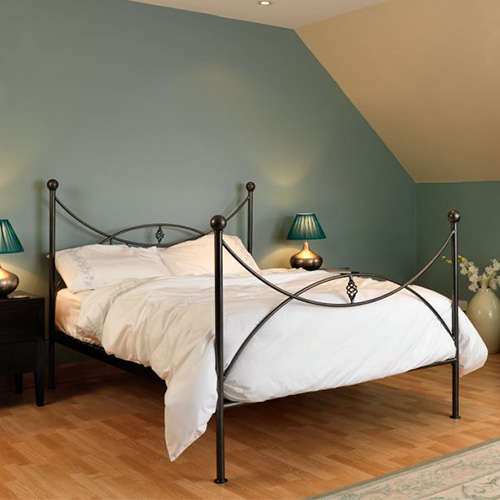 kreveti sa metalnim ramom