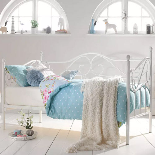 kreveti sa metalnim ramom